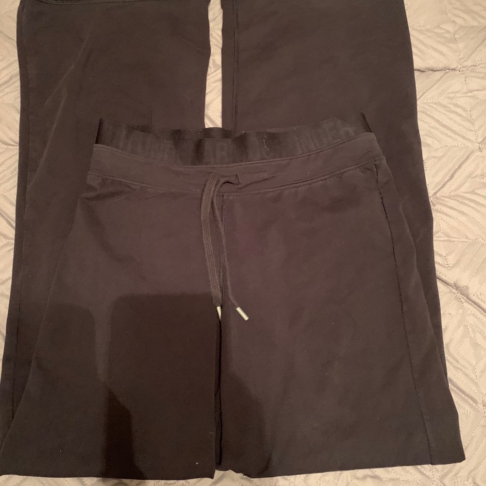 Women’s black under Armour wide leg yoga pant